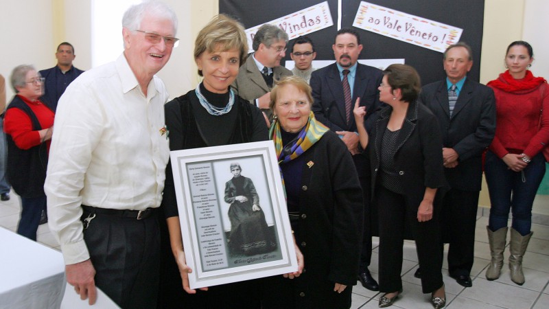 A governadora Yeda Crusius recebe  quadro com foto de sua bisavó italiana, Maria Gotardo Rorato, presente de seu primo, Arlindo Rorato, durante visita ao Distrito de Vale Vêneto, no município.