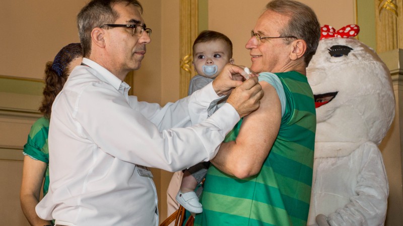 PORTO ALEGRE, RS, BRASIL: Governador Tarso Genro participa da abertura da Campanha Nacional de Vacinação contra Gripe.  Foto: Caroline Bicocchi/Palácio Piratini