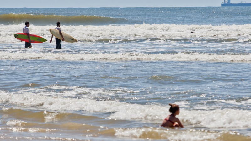 IMBÉ, RS, BRASIL, 16.01.14: Surfistas na praia de Imbé. Foto: Alina Souza/Palácio Piratini