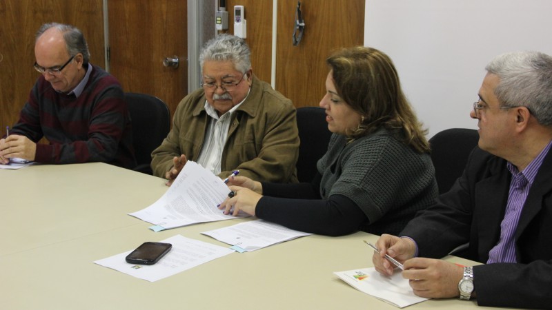 Assinaram o contrato a secretária-adjunta da Saúde, Rosangela Dornelles, e o diretor da instituição, Freddy Aspiazu Velasco