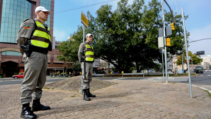 Cerca de 200 policiais militares já estão em operação em várias regiões de Porto Alegre