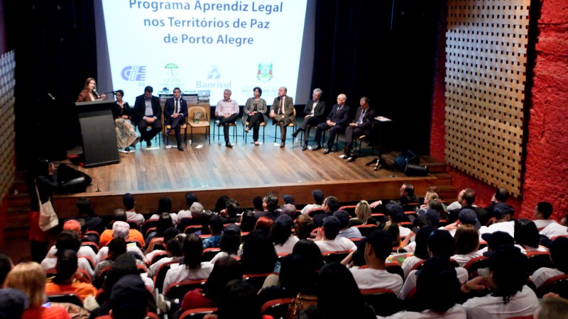 PORTO ALEGRE, RS, BRASIL, 21.09.14: Aula inaugural do Programa Aprendiz Legal nos Territórios de Paz de Porto Alegre. Foto: Alina Souza/Palácio Piratini