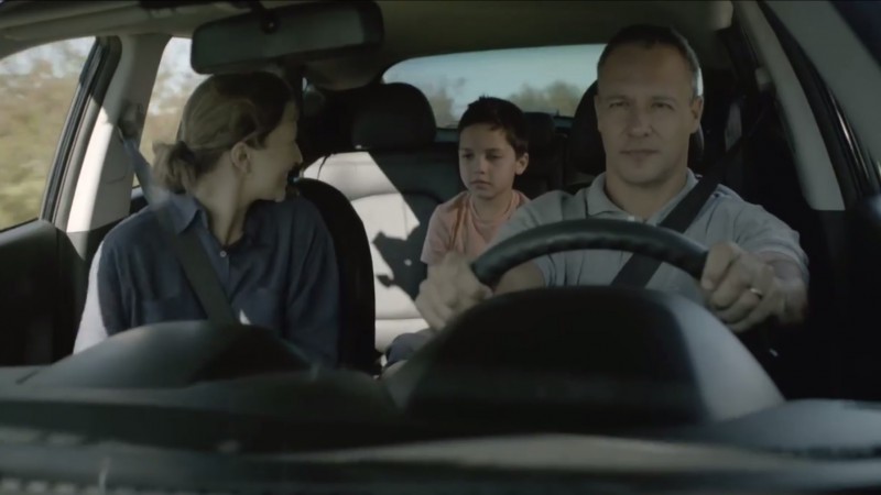 Vídeo enfoca a importância do uso do cinto de segurança por todos os ocupantes do veículo, inclusive no banco de trás