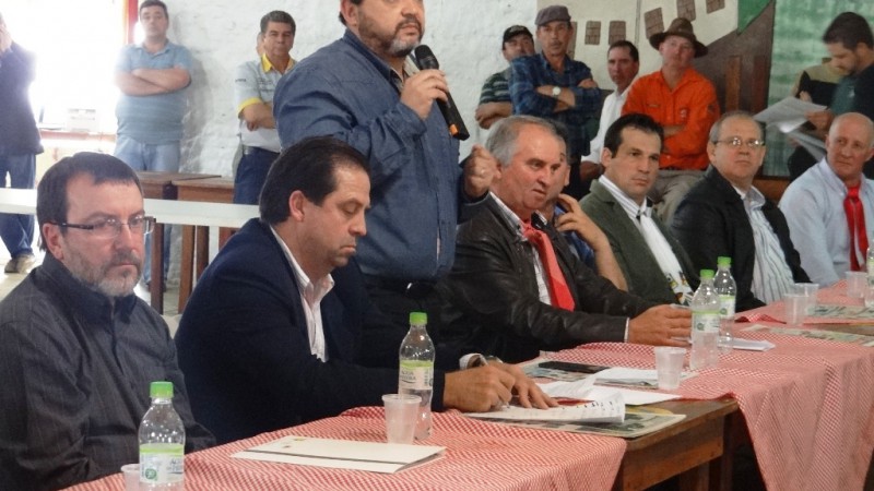 Secretário João Victor Domingues, ao microfone, disse que a rodovia é estratégica para o crescimento regional