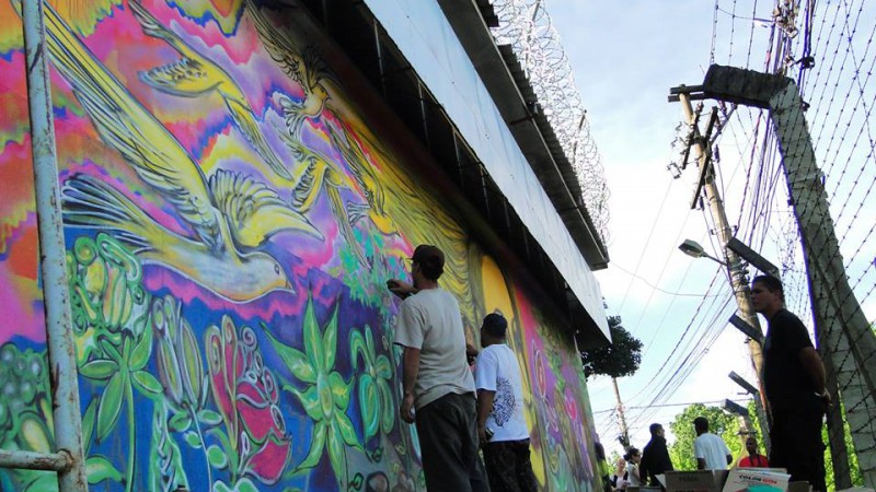 Projeto Arte Liberta oferece o colorido dos desenhos grafitados pelo artista Lucas Anão