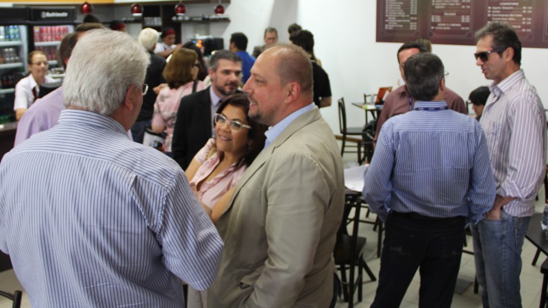 O secretário Alessandro Barcellos e a ex-secretária, Stela Farias, conversaram com os proprietários da lancheria