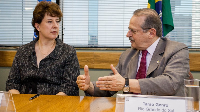 Em 2012, governador Tarso Genro e Debora Wetzel, diretora do Banco Mundial, assinaram contrato de financiamento para investimentos