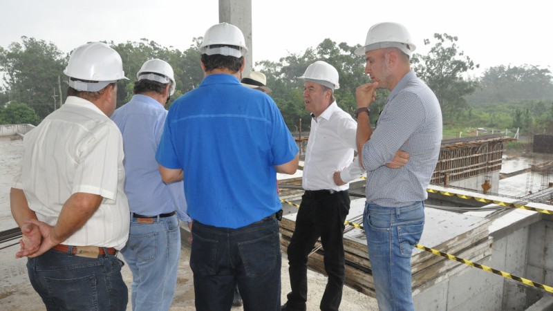 Presidente e comitiva visitaram instalações da Corsan no município, incluindo a ETE São Jorge e as obras da Estação de Tratamento de Água II