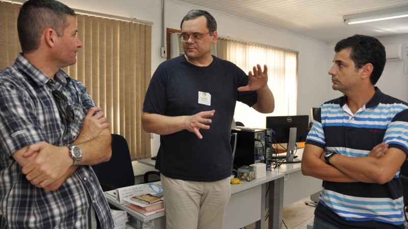 Tomasz Stepkowski entre os pesquisadores gaúchos Luciano Kayser e Bruno Lisboa, que integram o projeto da coordenado pela UFRGS