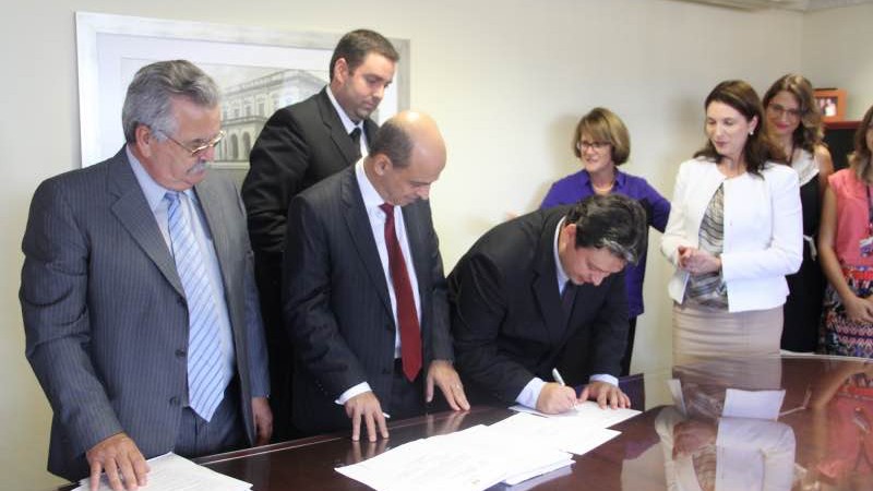 Termo foi assinado pelo presidente do TJRS, desembargador José Aquino Flôres de Camargo, e o secretário de Modernização Administrativa e dos Recursos Humanos, Edu Olivera