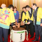 Comemoração se encerrou com a cerimônia Kagami-Biraki, tradição de mais de 300 anos, em que a tampa de um barril de saquê é