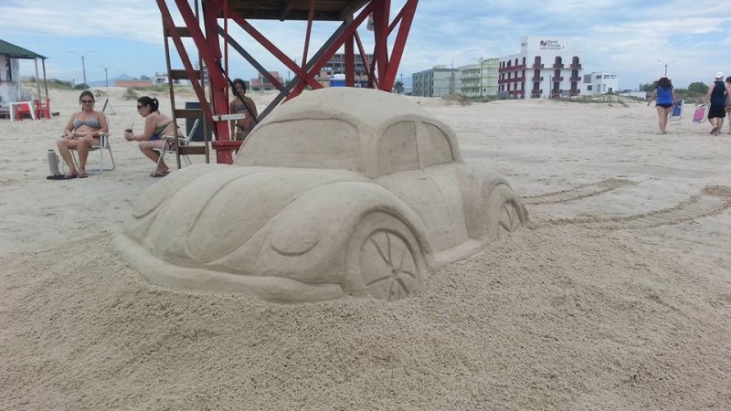 Esculturas de areia feitas por salva-vidas decoram guaritas no Litoral