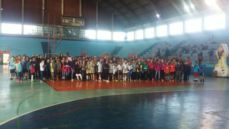 Torneio escolar de futsal reúne estudantes em ação contra drogas e violência