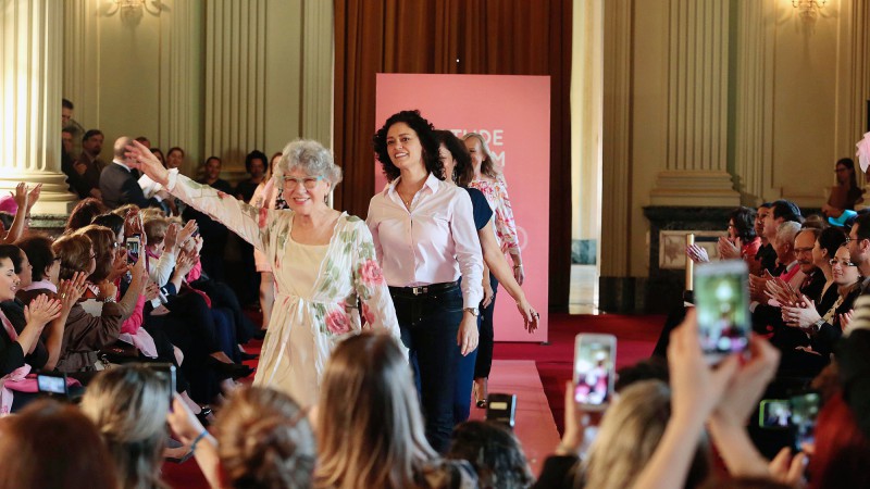 Desfile das servidoras estaduais que venceram o câncer de mama marcou o lançamento da campanha Outubro Rosa 2017 no Palácio Piratini