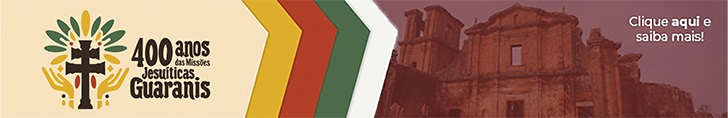 Um banner celebra os "400 anos das Missões Jesuíticas Guaranis". Apresenta um ícone da cruz e texto à esquerda. Faixas coloridas em seta dividem a imagem. À direita, uma foto sépia das ruínas de uma igreja com o convite "Clique aqui e saiba mais!".
