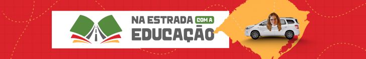 Banner com fundo vermelho e mapa do Rio Grande do Sul em amarelo à direita. No centro, há o texto “Na estrada com a educação” ao lado de um símbolo que lembra dois livros abertos formando uma estrada. À direita do mapa, aparece um carro branco com o rosto