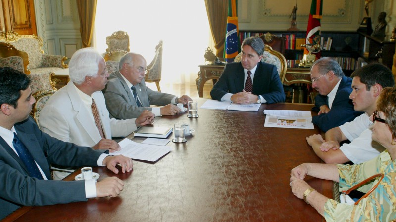 Governador Germano Rigotto em audiência com o deputado Érico Ribeiro. Local: Gabinete do Governador.