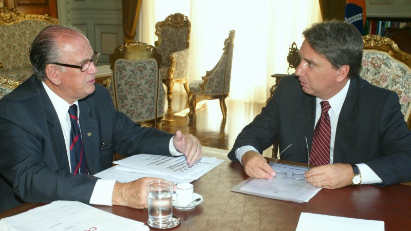 Governador Germano Rigotto audiência com o deputado Sanchotene Felice. Local: Gabinete do Governador.