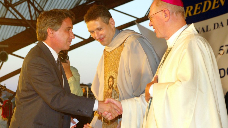 O Governador do Estado Germano Rigotto cumprimenta o Padre Marcelo Rossi, durante a missa de celebração pela inauguração do monumento Jesus Cristo do Terceiro Milênio.