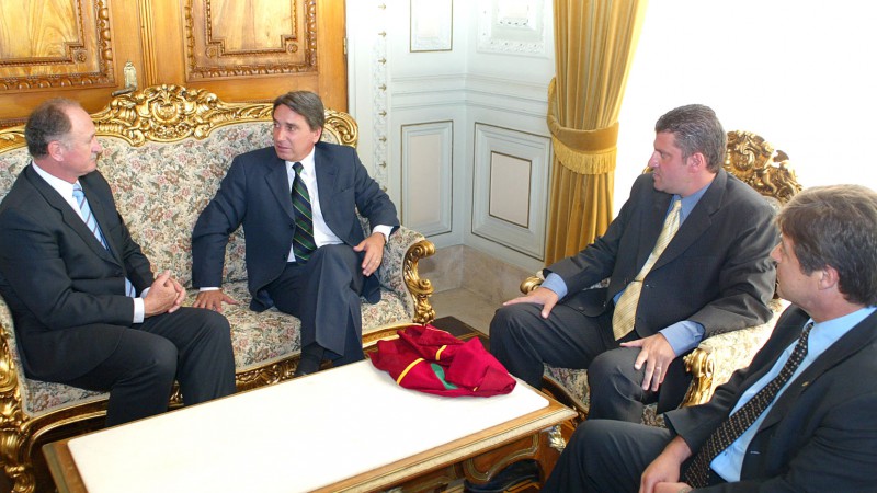 Governador Germano Rigotto em audiência com Luiz Felipe Scolari (Felipão), ex-técnico da Seleção Brasileira de Futebol na conquista do pentacampeonato mundial. Local: Gabinete do Governador.
