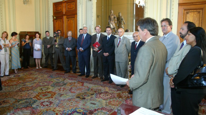 Governador Germano Rigotto participa da assinatura de convênio entre a Caixa RS e os municípios de Três Passos, Santa Cruz do Sul e Igrejinha. Local: Gabinete do Governador.