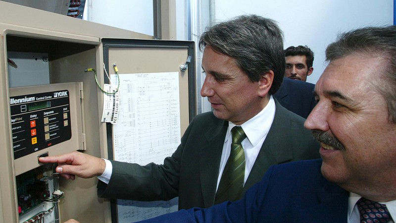 Governador Germano Rigotto ativando o sistema de refrigeração da Cooperativa Mista São Luiz LTDA (COOPERMIL).