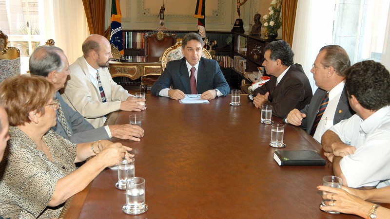 Governador Germano Rigotto em audi&ecirc;ncia com o presidente da MU-MU alimentos, Henrique Tell Voltobell, deputado Elvino Bohn Gass, deputado Vilson Covatti e prefeito de Viam&atilde;o, Eliseu Fagundes Chaves. Local: Gabinete do Governador.