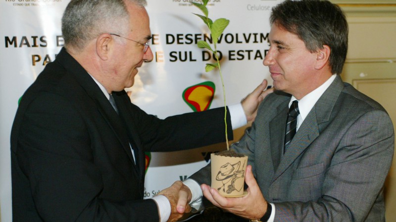 Governador Germano Rigotto anuncia investimentos nos municípios da Metade Sul do Estado feito pela Votorantim Celulose e Papel (VCP). Na foto: diretor-presidente da Votorantim Celulose e Papel (VCP), José Luciano Penido e o governador Germano Rigotto.