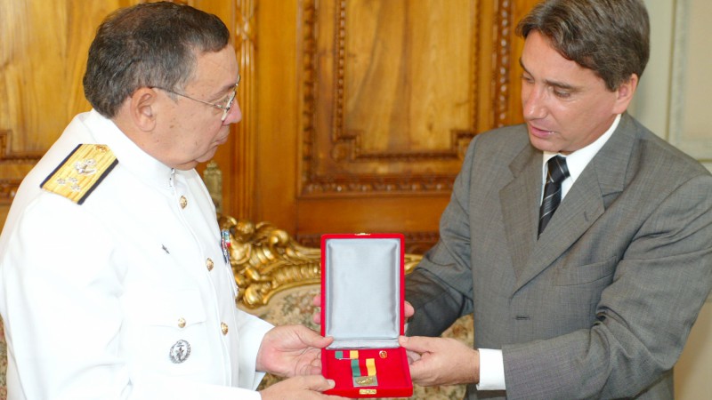 Governador Germano Rigotto em audiência com o almirante José Eduardo Pimentel, comandante do 5º Distrito Naval de Marinha do Brasil. Local: Gabinete do Governador.