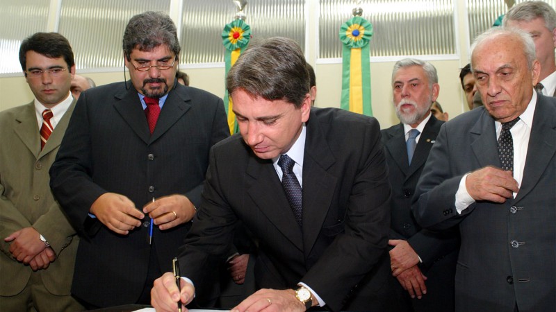 Governador Germano Rigotto durante visita à área que abrigará o estaleiro Aker Promar, no porto de Rio Grande. Na foto: deputado Janir Branco, secretário dos Transportes, Jair Foscarini, presidente do Aker/Promar, Paulo Haddad, governador Rigotto, o super