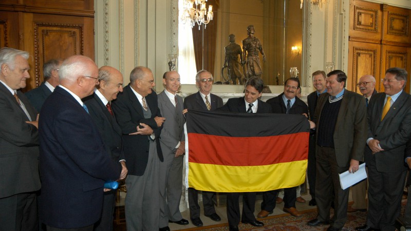 Governador Germano Rigotto em audiência com a Comissão de Etnia Alemã em comemoração aos seus 180 anos no Rio Grande do Sul. Local: Gabinete do Governador.