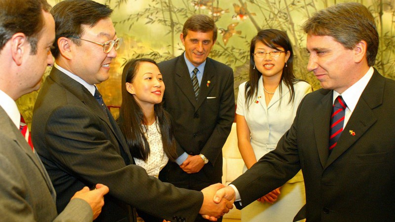 Governador Germano Rigotto durante encontro com o vice-prefeito de Xangai, Tang Dengjie, encarregado também dos Assuntos Exteriores, de Turismo e de Assuntos de Hong Kong.