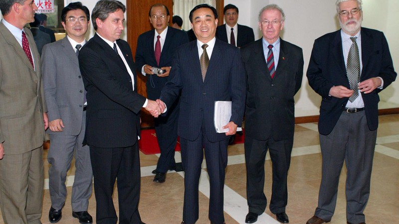 Governador Germano Rigotto, cumprimenta o vice-ministro do Ministério de Quarentena Chines, Ge Zhirong, ao final da reunião que consolidou o acordo para a liberação da exportações de soja brasileira para a China. Na foto: representante dos exportadores de