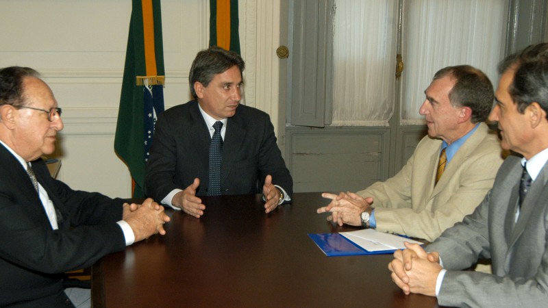Governador Germano Rigotto durante a audiência com o presidente da Fecomércio, Flávio Sabbadini. Local: Gabinete do Governador.