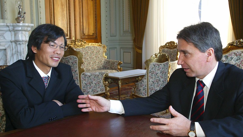 Governador Germano Rigotto durante audiência com o presidente do Grupo Anxin, Carl Lu, e o secretário do Desenvolvimento e dos Assuntos Internacionais, Luis Roberto Ponte. Local: Gabinete do Governador.