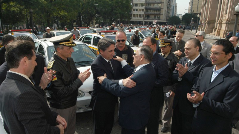 Governador Germano Rigotto durante ato de apresentação de veículos para a Brigada Militar e Polícia Civil adquiridos em convênio do Governo do Estado com o Ministério da Justiça, por decisão da Consulta Popular 2003. Local: Em frente ao Palácio Piratini.
