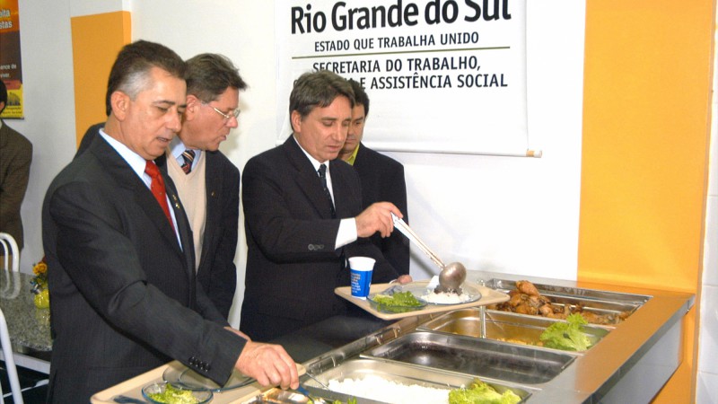 Governador Germano Rigotto inaugura Restaurante Popular do Estado.