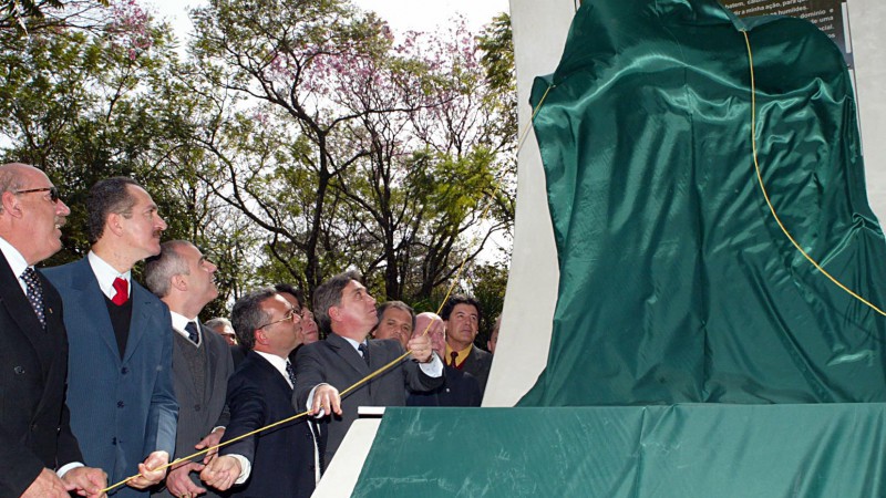 Governador do Estado RS, Germano Rigotto, durante inauguração do monumento em homenagem a Getúlio Vargas, projeto do arquiteto Oscar Niemeyer. Na foto: o governador de SC, Luiz Henrique, o ministro da Coordenação Política e Assuntos Institucionais, Aldo R