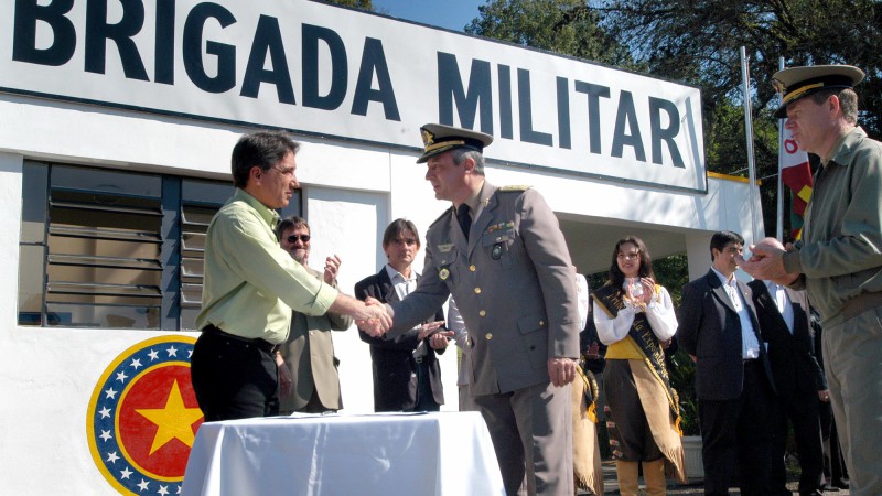 Governador Germano Rigotto durante a inauguração da Casa da Brigada Militar. Local: próximo ao heliponto.