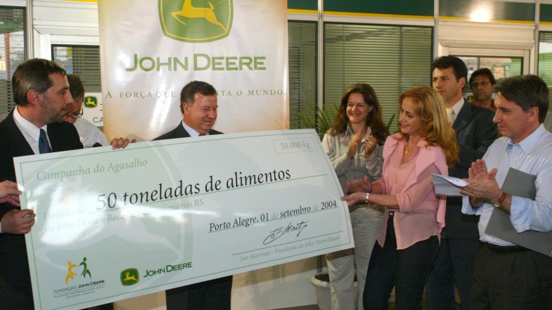 Entrega de doação de 50 toneladas da alimentos da Jonh Deere para a Campanha do Agasalho.