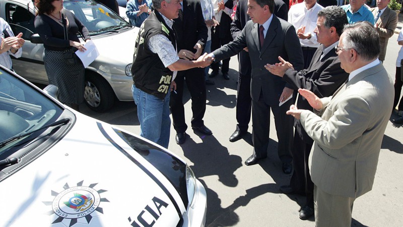 Governador Germano Rigotto entrega oito viaturas para a Polícia Civil. Local: Praça Júlio de Castilhos.