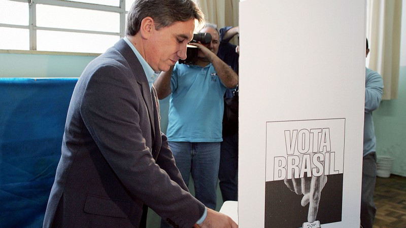 Governador Germano Rigotto durante votação do segundo turno das eleições municipais em Caxias do Sul.
