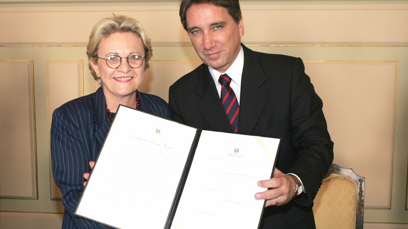 Governador Germano Rigotto durante solenidade de outorga da Comenda do Ponche Verde, no grau de Oficial, &agrave; ex-reitora da Ufrgs, Wrana Panizzi.