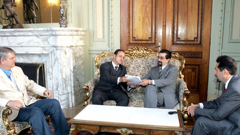 Vice-governador Antônio Hohlfeldt recebe orçamento para 2005 do presidente da Assembléia Legislativa, Vieira da Cunha, dep. Jair Foscarini e o dep. Elmar Schneider.