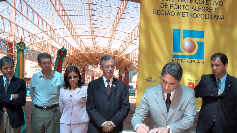 Governador Germano Rigotto durante a solenidade de inauguração do Terminal Triângulo. Local: Avenida Assis Brasil, esquina Baltazar de Oliveira Garcia. Na Foto: Túlio Zamin diretor presidente da EPTC, deputado estadual Raul Pont, presidente da câmara de v