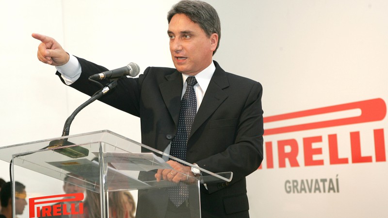 Governador Germano Rigotto durante cerimônia de descerramento da pedra fundamental da nova fábrica de pneus radiais para caminhões e ônibus da Pirelli.