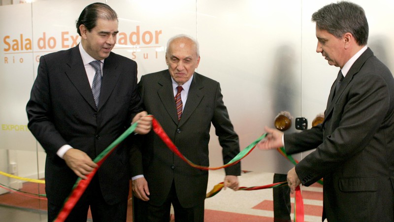Governador Germano Rigotto durante cerimônia de inauguração da Sala do Exportador e assinatura de termo de parceira entre o Governo do Estado e a Bolsa de Mercadorias & Futuros e do decreto que cria o Comitê Gestor dos Arranjos Produtivos de Base Floresta