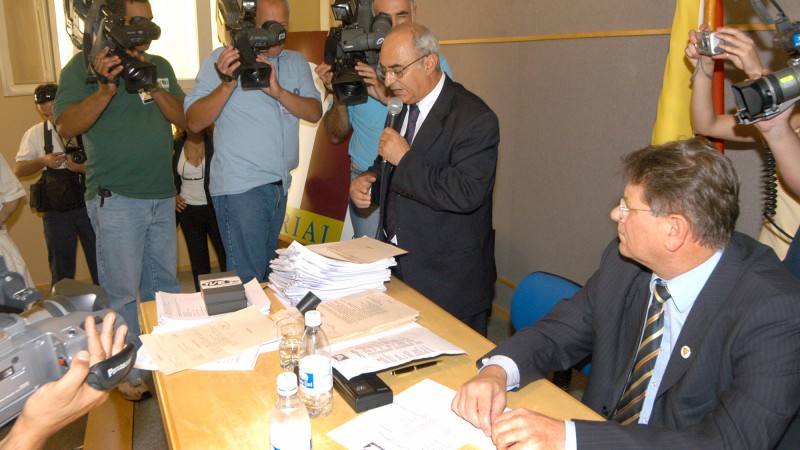 Secretários da Cultura, Roque Jacoby e Educação José Fortunati presentes na abertura dos documentos secretos da época da ditadura pelo presidente do acervo da luta contra a ditadura, João Carlos Bona Garcia.