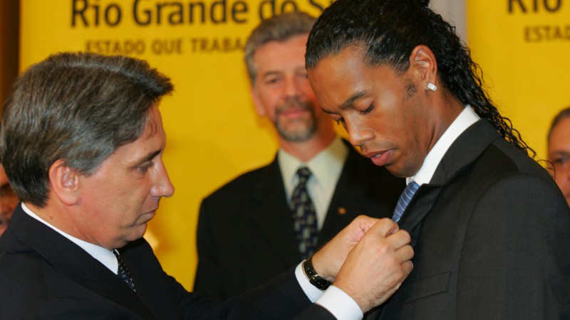 Governador Germano Rigotto outorga a Medalha Negrinho do Pastoreio ao jogador Ronaldo de Assis Moreira - Ronaldinho Gaúcho.