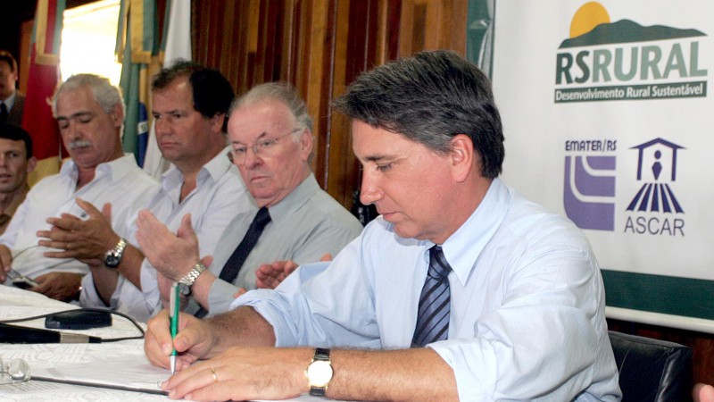 Governador Germano Rigotto assina ordem de servi&ccedil;o para in&iacute;cio dos trabalhos de eletrifica&ccedil;&atilde;o da Praia Pai Jo&atilde;o e de libera&ccedil;&atilde;o de recursos do RS Rural. Na Foto: Deputado estadual Ciro Simoni, Secret&aacute;rio da Habita&ccedil;&atilde;o Alceu Moreira, Secretario da Agricultur